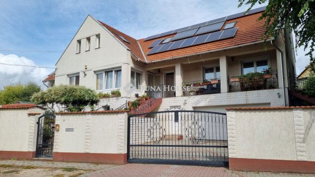 Eladó családi ház, Szigetszentmiklóson 240 M Ft, 5 szobás