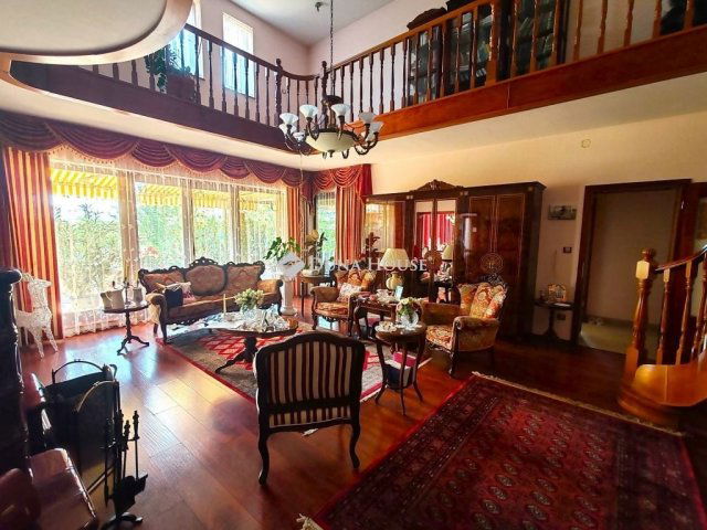 Eladó családi ház, Békéscsabán 220 M Ft, 9 szobás