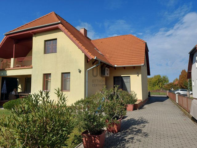 Eladó családi ház, Balatonbogláron 219 M Ft, 7 szobás