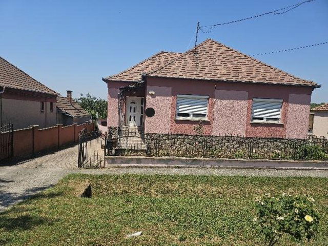 Eladó családi ház, Pécsett 50 M Ft, 4 szobás