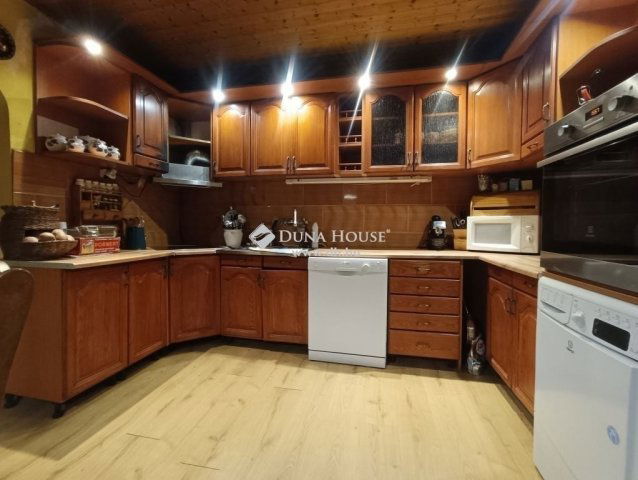 Eladó családi ház, Százhalombattán 74.9 M Ft, 5 szobás