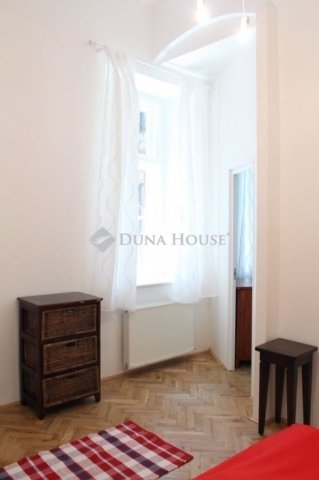 Eladó téglalakás, Budapesten, VI. kerületben 67.5 M Ft, 2 szobás