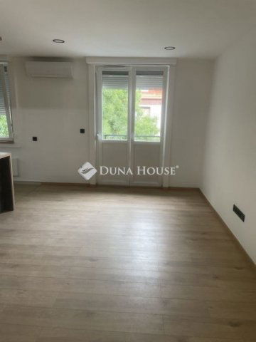 Eladó téglalakás, Pécsett 64.9 M Ft, 2 szobás