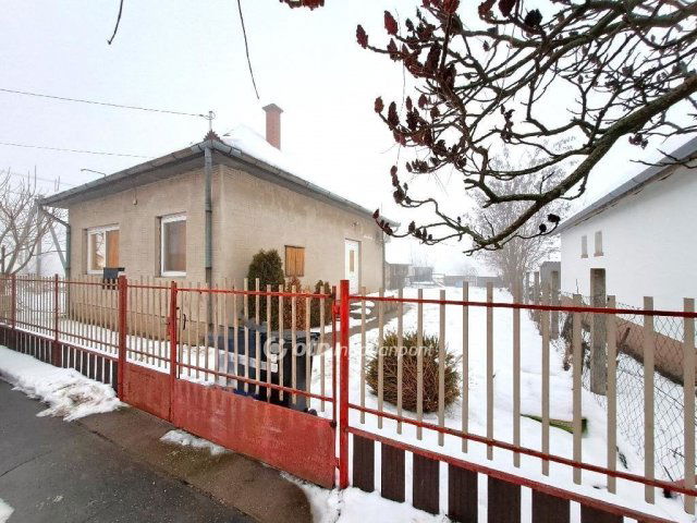 Eladó családi ház, Törtelen 32.9 M Ft, 3 szobás