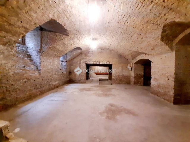 Eladó üzlethelyiség, Budapesten, VI. kerületben 120 M Ft