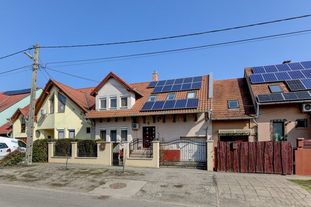 Eladó sorház, Aszódon, Szentkereszt utcában 179.9 M Ft, 6 szobás