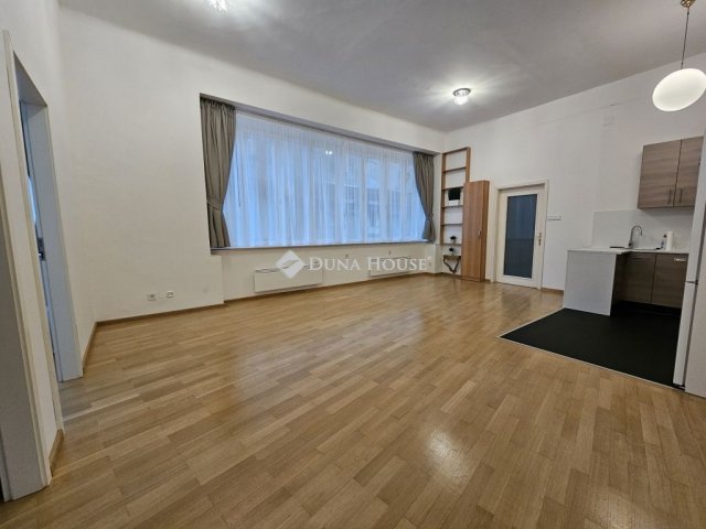 Kiadó téglalakás, albérlet, Budapesten, V. kerületben, 3 szobás