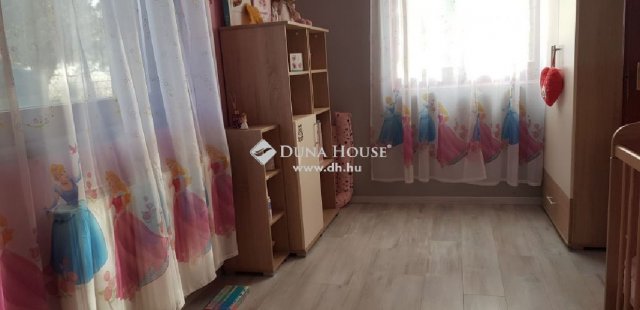 Eladó családi ház, Pócsmegyeren 79 M Ft, 5 szobás