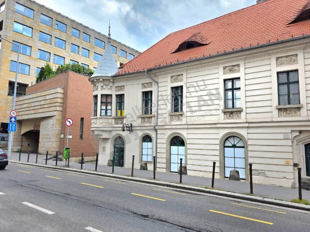 Kiadó téglalakás, albérlet, I. kerületben, Fő utcában
