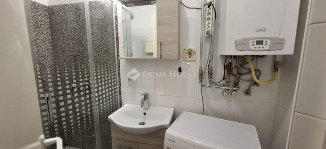 Eladó téglalakás, Pécsett 49.9 M Ft, 1+1 szobás