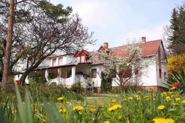 Eladó családi ház, Balatonrendesen 119.9 M Ft, 10 szobás