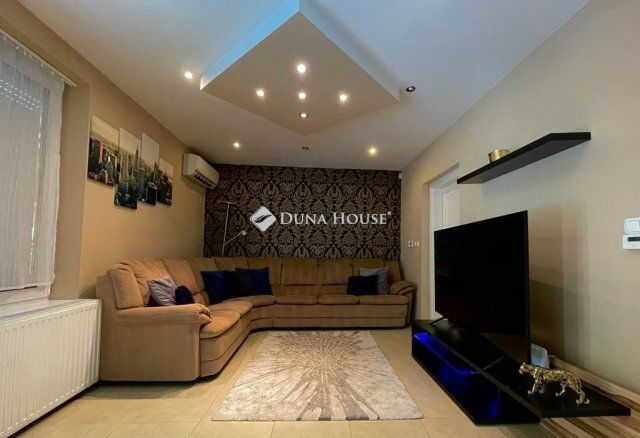 Eladó családi ház, Pécsett 109 M Ft, 6 szobás