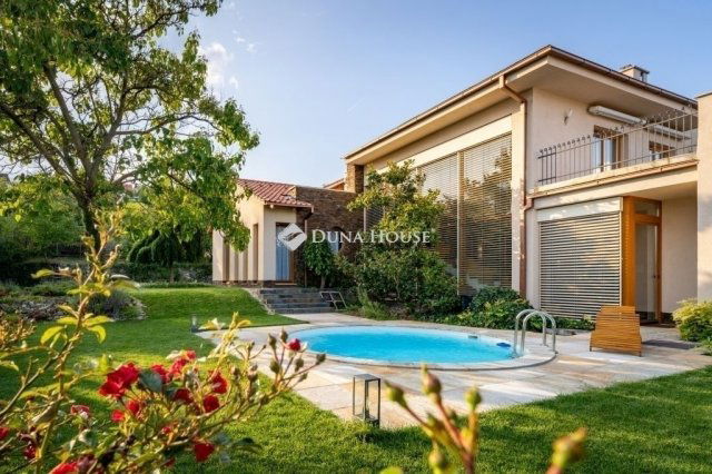 Eladó családi ház, Pécsett 460 M Ft, 8 szobás