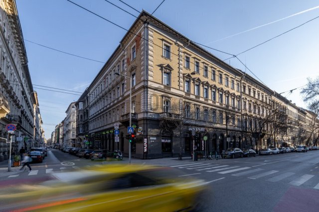 Eladó téglalakás, Budapesten, VI. kerületben 57 M Ft, 1 szobás