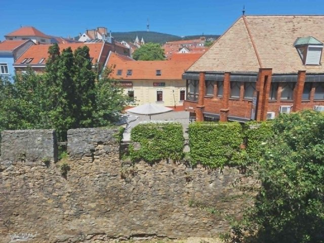 Eladó téglalakás, Pécsett 93.9 M Ft, 5 szobás