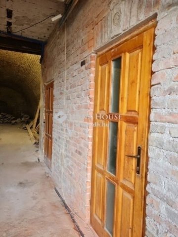 Eladó családi ház, Budapesten, III. kerületben 269.99 M Ft