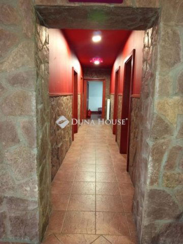 Eladó ipari ingatlan, Komlón 95 M Ft / költözzbe.hu