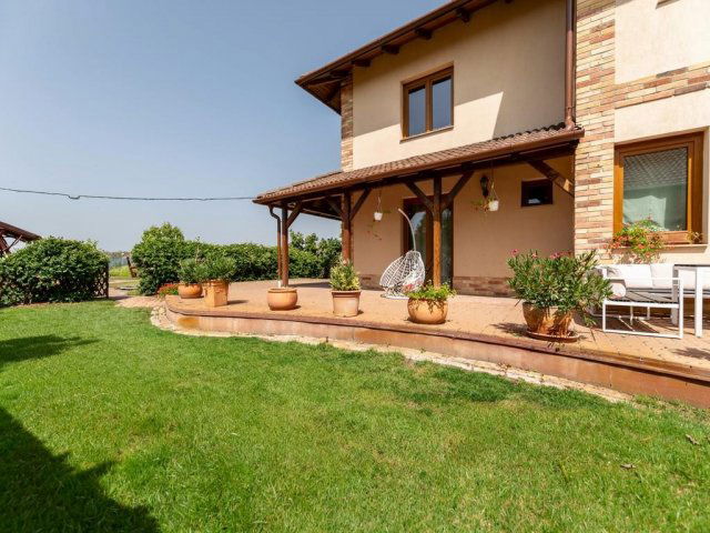 Eladó családi ház, Szegeden 199 M Ft, 8 szobás