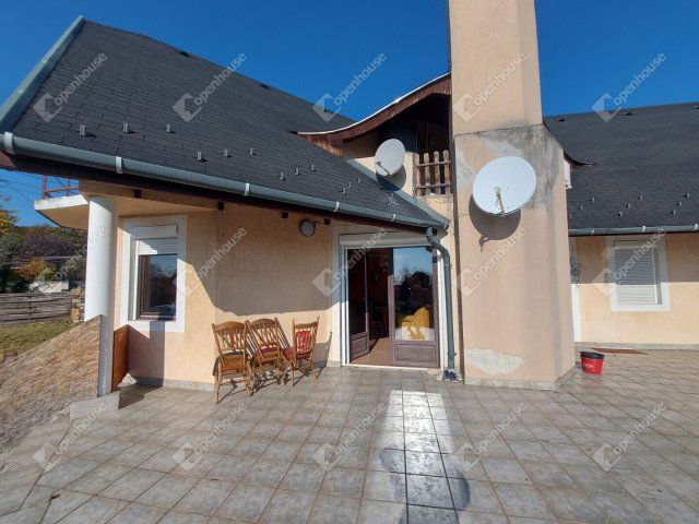 Eladó családi ház, Révfülöpön 160 M Ft, 8 szobás