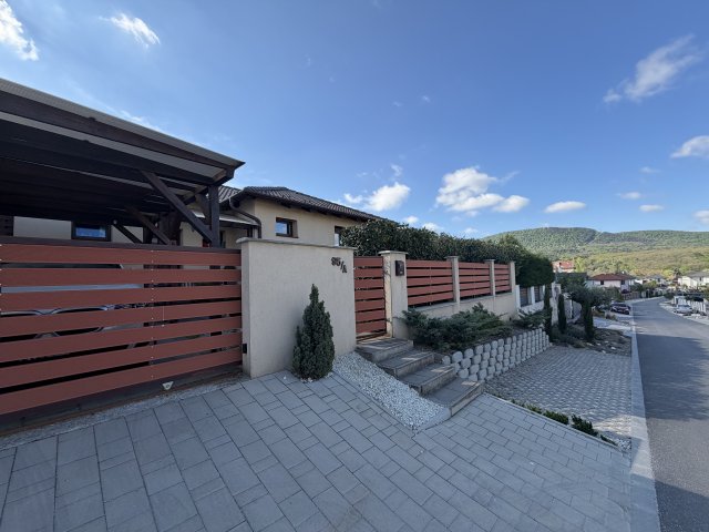 Eladó családi ház, Ürömön 184.9 M Ft, 4 szobás