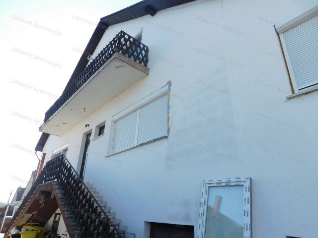 Eladó családi ház, Balatonbogláron 119.9 M Ft, 14 szobás