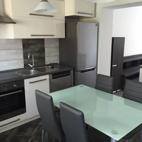 Kiadó téglalakás, albérlet, Pécsett, Petőfi utcában, 3 szobás