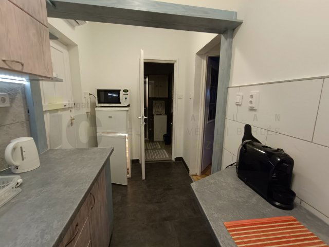 Kiadó téglalakás, albérlet, Szegeden, Nemestakács utcában