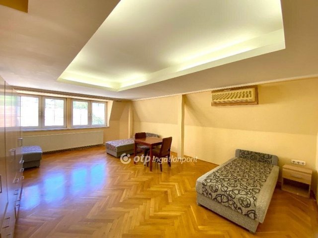 Eladó családi ház, Esztergomban 134 M Ft, 6 szobás