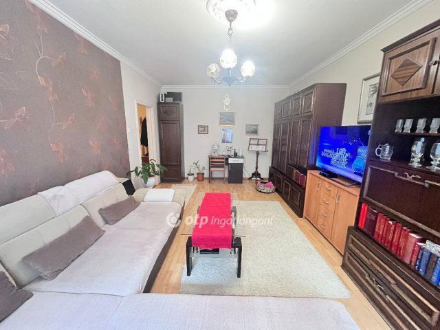 Eladó panellakás, Egerben 38.9 M Ft, 2 szobás