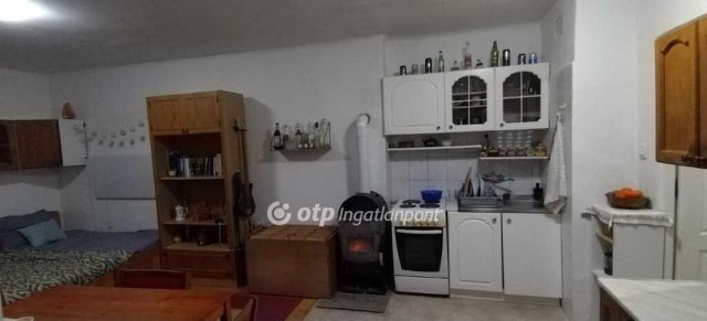 Eladó téglalakás, Pécsett 11.2 M Ft, 1 szobás