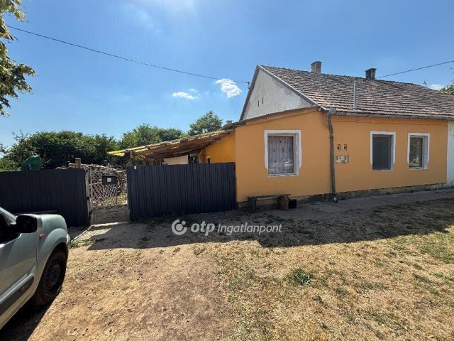 Eladó ikerház, Bólyban 10.5 M Ft, 3 szobás