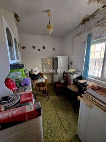 Eladó családi ház, Pécsett 13.9 M Ft, 1 szobás