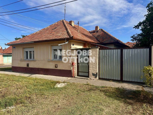 Eladó családi ház, Cegléden 35 M Ft, 2 szobás