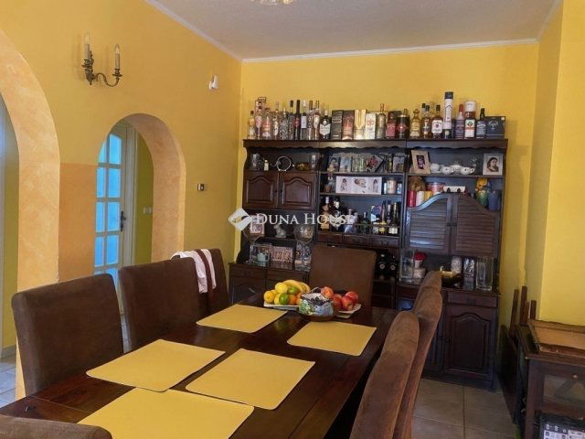 Eladó családi ház, Taksonyon 349 M Ft, 9 szobás