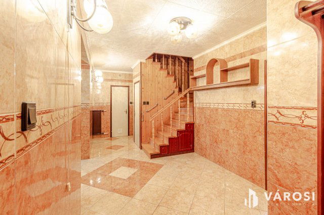 Eladó téglalakás, Szegeden 100 M Ft, 3 szobás