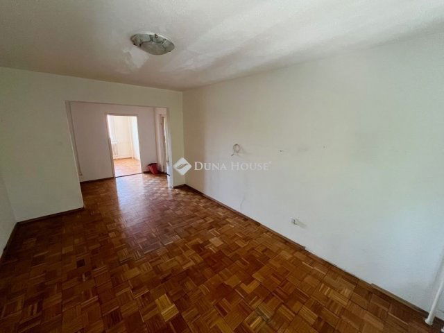 Eladó panellakás, Székesfehérvárott 59.9 M Ft, 3 szobás