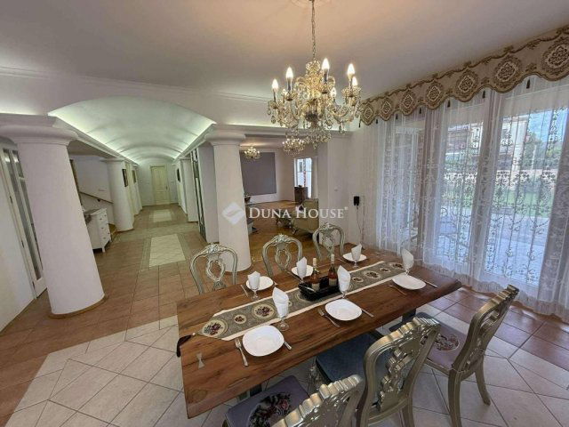 Eladó családi ház, Kecskeméten 248 M Ft, 8 szobás