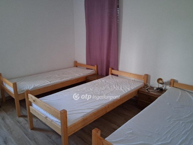 Eladó családi ház, Balatonalmádiban 220 M Ft, 10 szobás