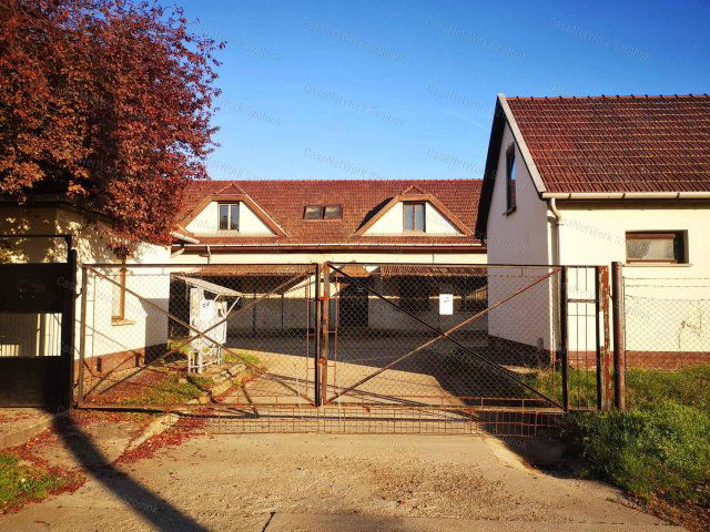 Kiadó ipari ingatlan, Szolnokon 860 E Ft / hó, 17 szobás