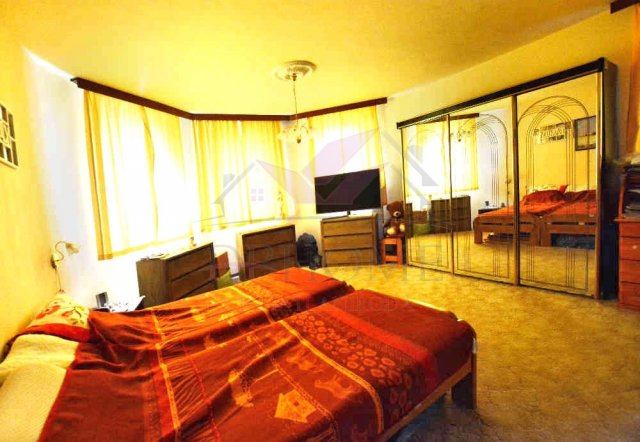 Eladó családi ház, Debrecenben 590 M Ft, 8 szobás