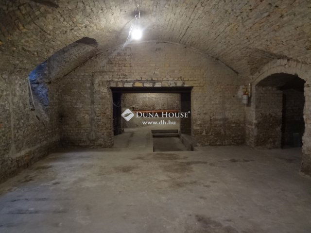 Eladó üzlethelyiség, Budapesten, VI. kerületben 120 M Ft