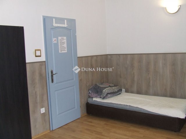 Eladó panellakás, Esztergomban 99.95 M Ft, 5 szobás