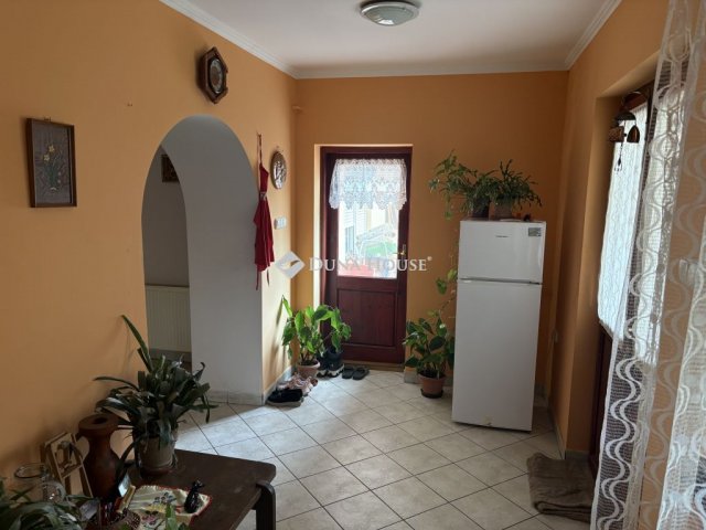 Eladó családi ház, Esztergomban 58.9 M Ft, 2 szobás