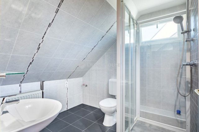 Eladó családi ház, Székesfehérvárott 149.9 M Ft, 6 szobás