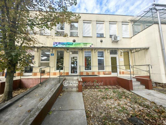 Eladó üzlethelyiség, Kisújszálláson 16.5 M Ft