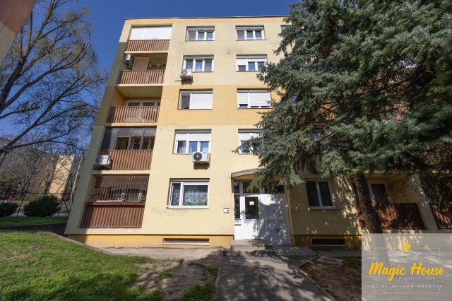 Eladó panellakás, Százhalombattán 57.5 M Ft, 3 szobás