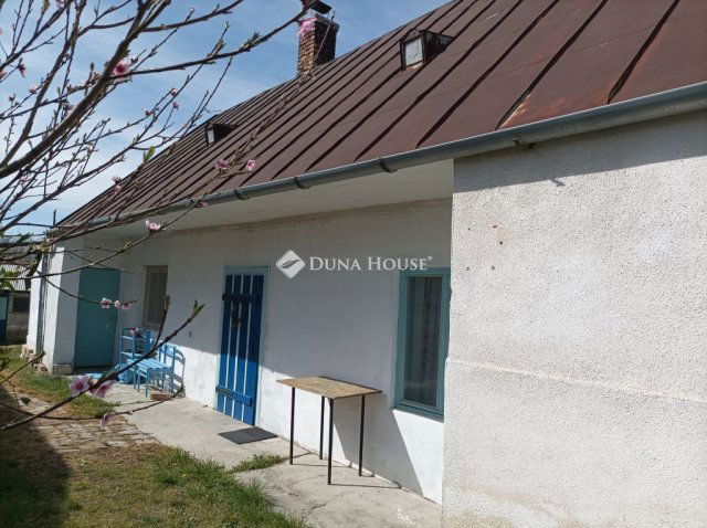 Eladó családi ház, Kisbéren 11 M Ft, 1+1 szobás
