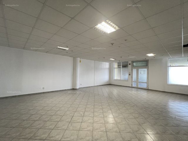 Kiadó üzlethelyiség, Kaposváron, Petőfi téren 400 E Ft / hó