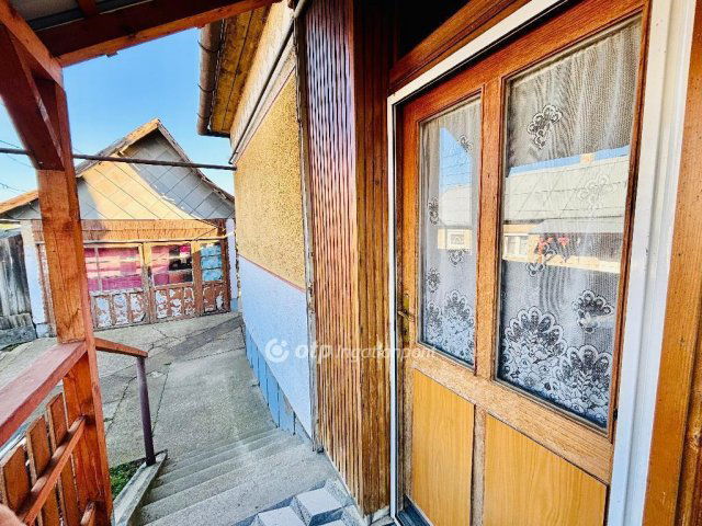 Eladó ikerház, Tégláson 38.5 M Ft, 2 szobás