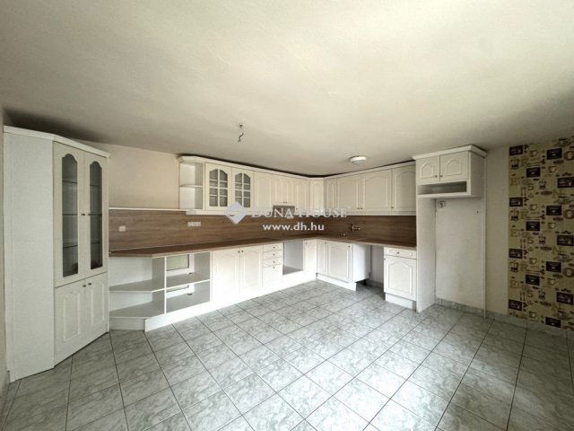 Eladó családi ház, Egerben 218 M Ft, 8 szobás